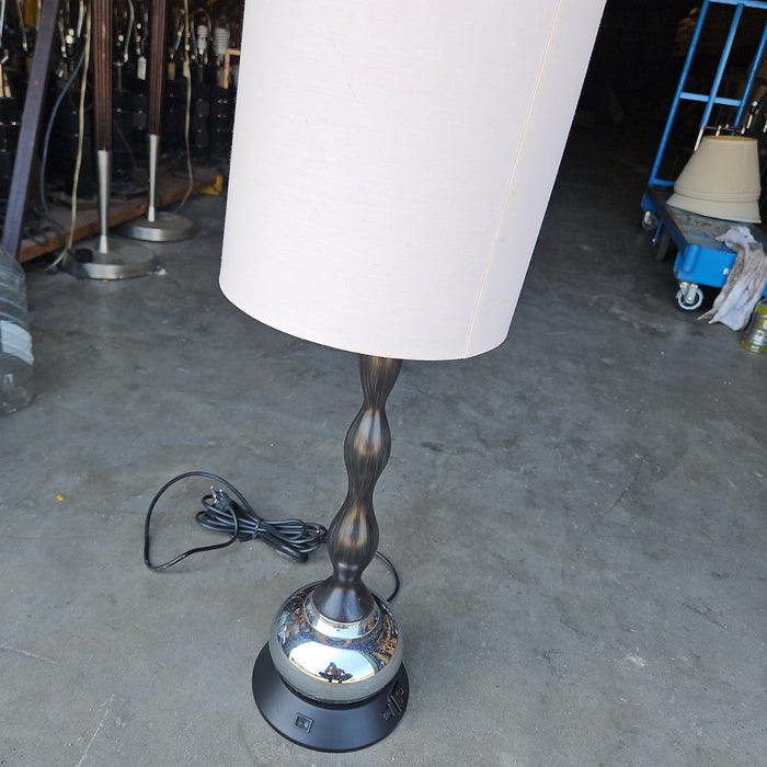 Round single plug lamp